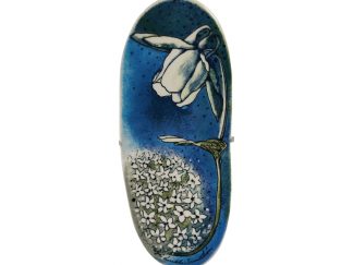 Arabia Heljä Liukko-Sundström – Aikaan valkovuokkojen seinälaatta