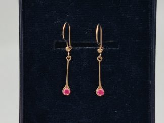 Kultaiset 14k (585) korvakorut synteettisellä rubiinilla